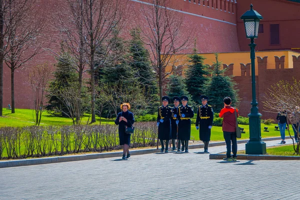 MOSCOW, RÚSSIA- ABRIL, 24, 2018: Vista ao ar livre da guarda de honra mudança no túmulo do soldado desconhecido na parede de Moscou Kremlin na celebração do Dia dos Defensores Otechestvaon em Moscou — Fotografia de Stock