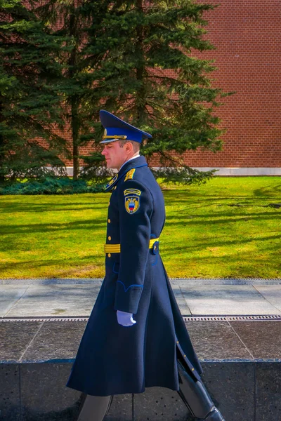 Moskou, Rusland - April, 24, 2018: enkele soldaat wandelen tijdens een bewaker van eer maart van verandering bij het graf van de onbekende soldaat in de viering van de dag van de verdedigers van de Otechestvaon in Moskou — Stockfoto