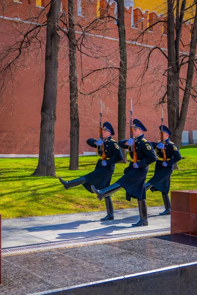 MOSCOW, RÚSSIA- 24 de abril de 2018: Marcha de mudança da Guarda de Honra no túmulo do Soldado Desconhecido na celebração do Dia dos Defensores Otechestvaon em Moscou — Fotografia de Stock