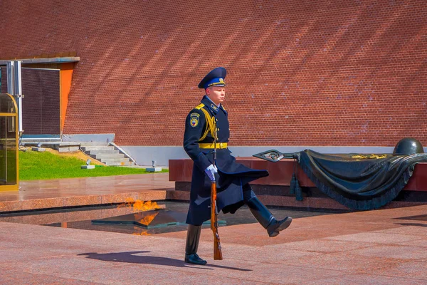 Moskou, Rusland - April, 24, 2018: Outdoor weergave van enkele soldaat marcheren van het Kremlin regiment veranderen de guard in de buurt van het graf van de onbekende soldaat — Stockfoto
