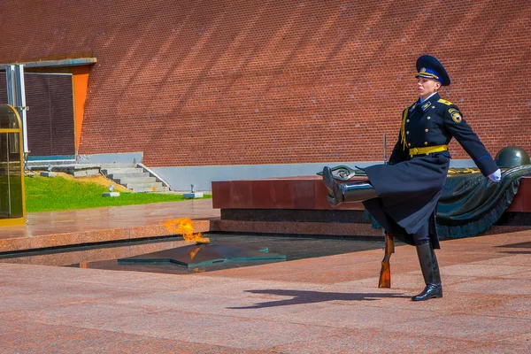 Moskou, Rusland - April, 24, 2018: enkele soldaat marcheren van het Kremlin regiment veranderen van de wacht in de buurt van het graf van de onbekende soldaat — Stockfoto