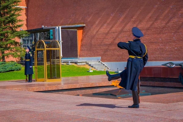 МОСКВА, РОССИЯ - 24 апреля 2018 года: Почасовая смена президентской гвардии России у гробницы неизвестного солдата и вечного огня в Александровском саду у Кремлевской стены — стоковое фото