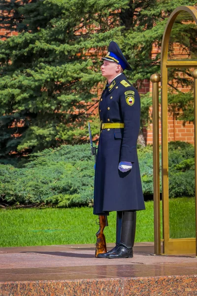 Moskva, Rusko - 24 duben 2018: Detailní záběr z neidentifikovaného muže v změnu prezidentské stráž u hrobu neznámého vojáka v Alexander zahradě u kremelské zdi — Stock fotografie