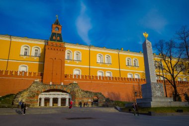 Moskova, Rusya - Nisan, 24, 2018: açık görünüm kimliği belirsiz kişi Moskova Kremlin katedraller yakın yürüyüş,