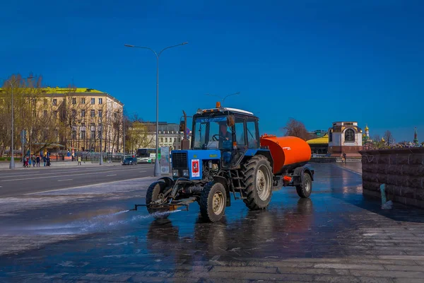 Moskau, russland - 24. April 2018: Außenansicht eines Mannes, der eine Reinigungsmaschine fährt und nach einem Ereignis in den Straßen Moskaus das Pflaster mit Wasser wäscht — Stockfoto