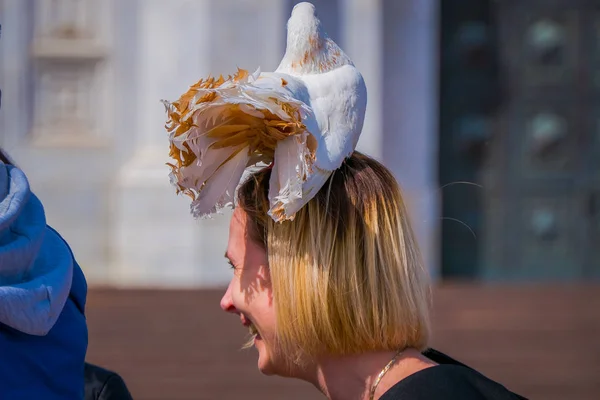 MOSCÚ, RUSIA - 24 DE ABRIL DE 2018: Una joven rubia no identificada se para en una calle con una paloma en la cabeza, una hermosa niña en Moscú — Foto de Stock