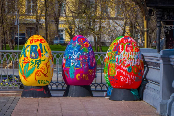 MOSCOU, RUSSIE - 24 AVRIL 2018 : Vue extérieure d'un œuf de Pâques décoratif de grande taille installé sur la place de la Révolution lors du festival de Pâques de Moscou — Photo