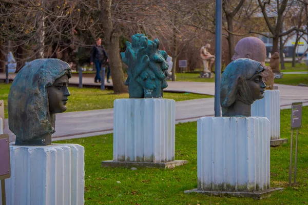 MOSCOW, RUSSIA- APRIL, 24, 2018: View of modern head sculptures in fallen Monument Park also known as Muzeon Park of Arts with relics of the Soviet Union USSR — Stock Photo, Image