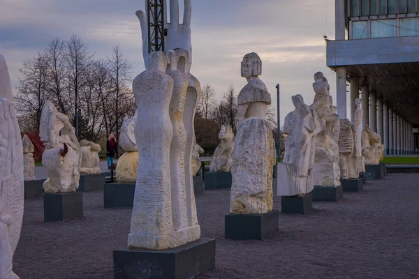 MOSCÚ, RUSIA - 24 DE ABRIL DE 2018: Vista de las esculturas modernas en el Parque de las Artes de Moscú Muzeon el Caído Monumentos Parque — Foto de Stock