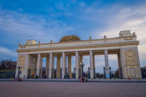 MOSCÚ, RUSIA - 24 DE ABRIL DE 2018: Puerta de entrada principal del Parque Gorki, una de las principales atracciones turísticas y lugares de interés —  Fotos de Stock