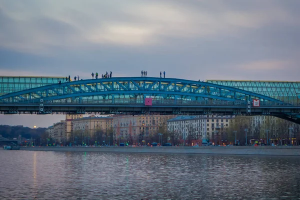 莫斯科, 俄罗斯-四月, 24, 2018: Andreevsky 桥为行人, 导致高尔基公园。莫斯科河堤, 市中心的普遍的地方为步行在日落看法 — 图库照片