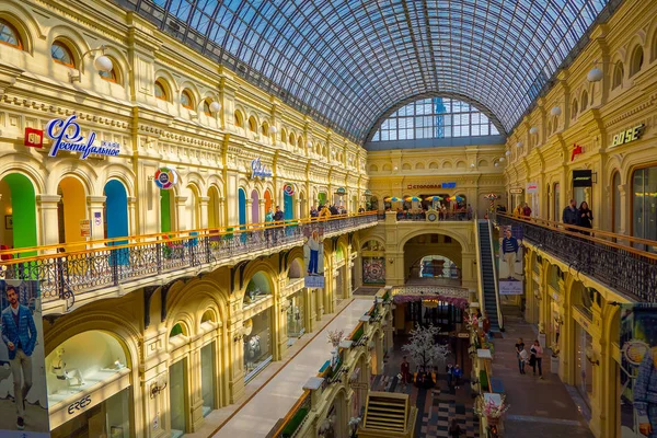 Moskva, Rusko - 24 duben 2018: uvnitř slavný guma velký obchod v části Kitai gorod moskevského Rudého náměstí. Je to v současné době nákupní centrum — Stock fotografie