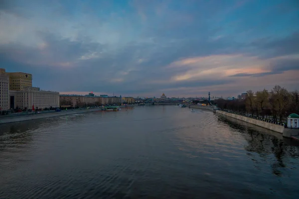 Hermosa vista al aire libre de la ciudad y el terraplén del río, foto tomada del puente Andreevsky, lugar popular del centro de la ciudad para caminar — Foto de Stock