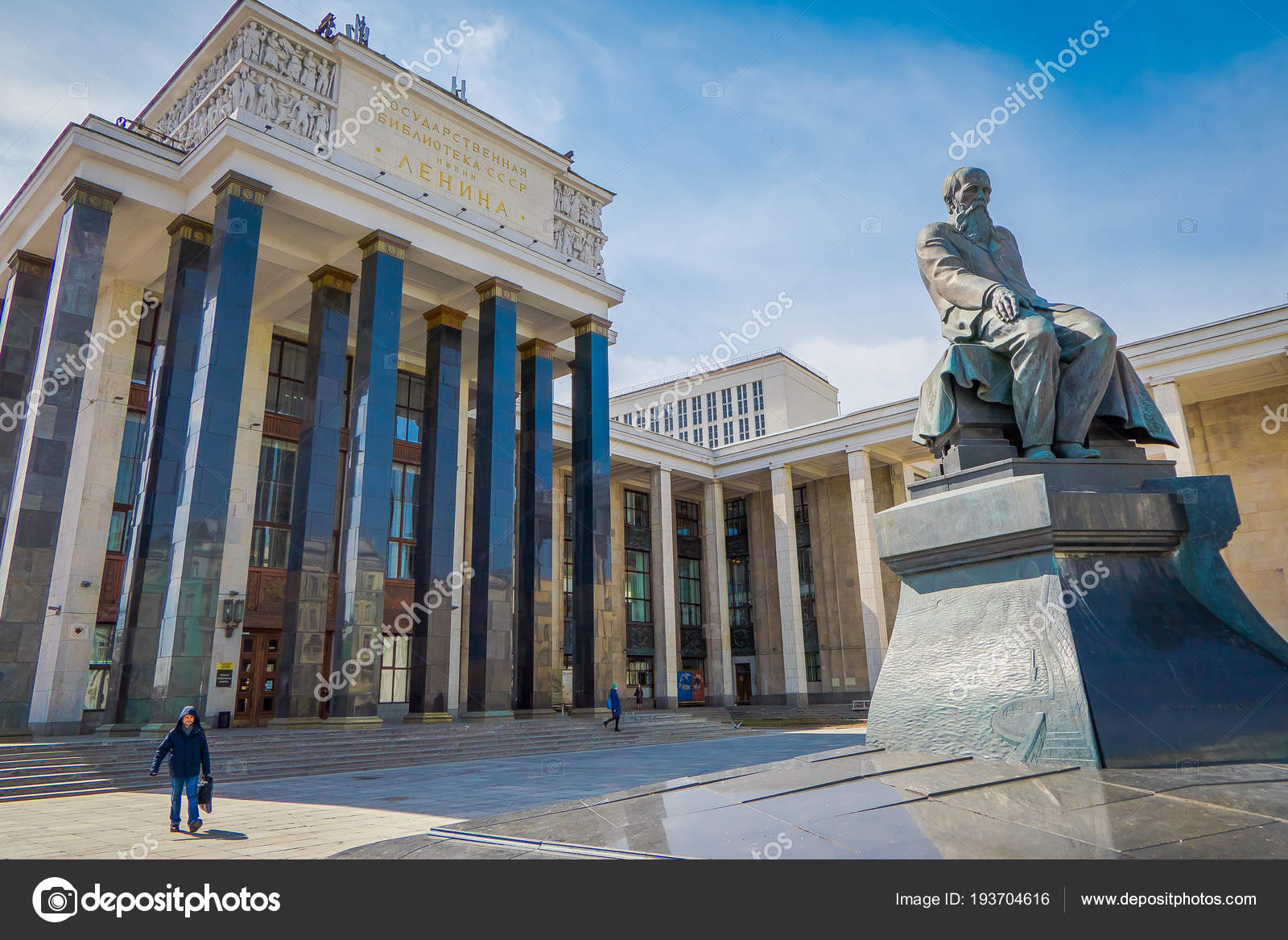 памятник у библиотеки имени ленина в москве. памятник у библиотеки ленина. памятник достоевскому у библиотеки ленина. памятник достоевскому (москва, улица достоевского). библиотека имени ленина памятник достоевскому.
