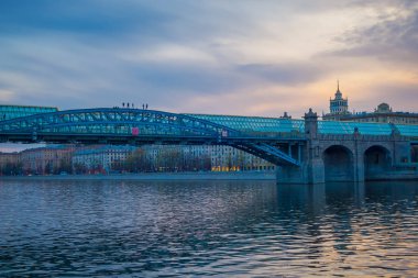 Moskova, Rusya - Nisan, 24, 2018: Andreevsky Gorki Parkı'na uzanan köprü yayalar için. Moskova Nehri setin şehir merkezine popüler yerleştirin günbatımı görünümünde yürümek için