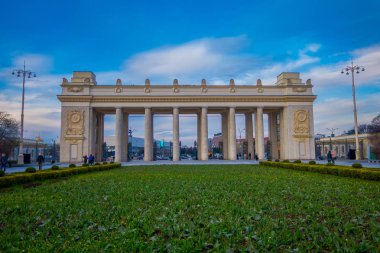 Moskova, Rusya - Nisan, 24, 2018: Ana giriş kapısı Gorki Parkı, bir ana citysights ve Simgesel Yapı