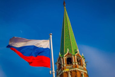 Moskova, Rusya - Nisan, 24, 2018: açık görünümünü işçinin tower görünüm güneşli gün ve Rus bayrağı mavi gökyüzü arka planda sallayarak sırasında kubbe