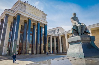 Moskova, Rusya - Nisan, 24, 2018: açık görünümü Rus Devlet Kütüphane. Yazar F. M. Dostoyevski anıt