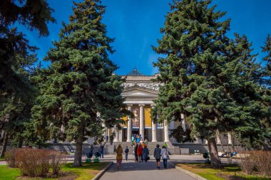 Moscos, Rusya Federasyonu - Nisan, 24, 2018: enter Puşkin Müzesi güzel sanatlar adlı iki büyük çam ağaçları arasında yürüyüş tanımlanamayan kişi