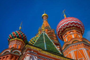 Moskova, Rusya - Nisan, 24, 2018: kırmızı kare üzerinde St. Basils Katedrali ve işçinin kuleye bakış