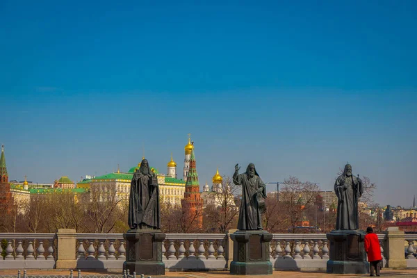 MOSCOW, RÚSSIA- ABRIL, 24, 2018: Vista ao ar livre do monumento a Germogen 1530-1612, patriarca chefe de Moscou, construído em 2013, religião e lugares sagrados — Fotografia de Stock