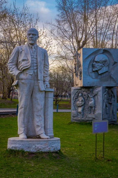 MOSCÚ, RUSIA - 02 DE AGOSTO DE 2008: Esculturas antiguas de Vladimir Lenin en el Parque de Arte Muzeon Fallen Monument Park —  Fotos de Stock