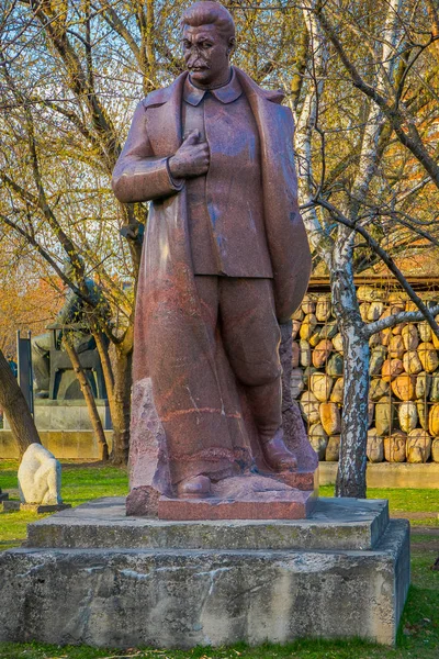 MOSCOW, RÚSSIA- ABRIL, 24, 2018: Fechar a escultura de bronze de Joseph Vissarionovich Stalin, em Fallen Monument Park, Moscovo — Fotografia de Stock
