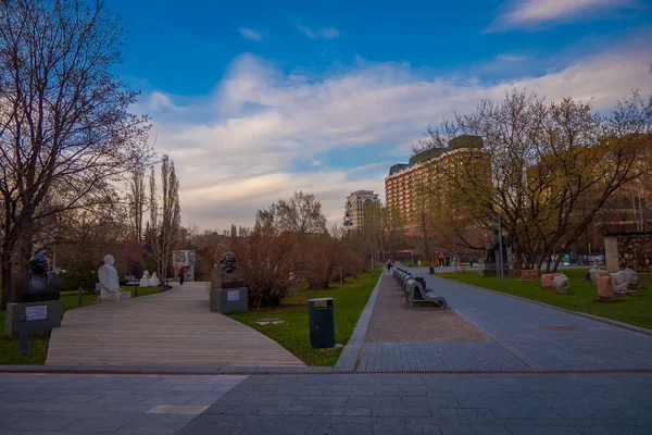 Moscow, Oroszország - 2008. augusztus 02.: Kültéri nézet Muzeon Park művészeti korábban hívott Park körül fák és a növényzet során a naplementére elesett hősök — Stock Fotó