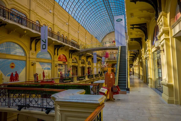 MOSCÚ, RUSIA - 24 DE ABRIL DE 2018: Interior y pasillos de los grandes almacenes de goma en Kitai-gorod frente a la Plaza Roja, el centro comercial más grande y más grande de Moscú — Foto de Stock