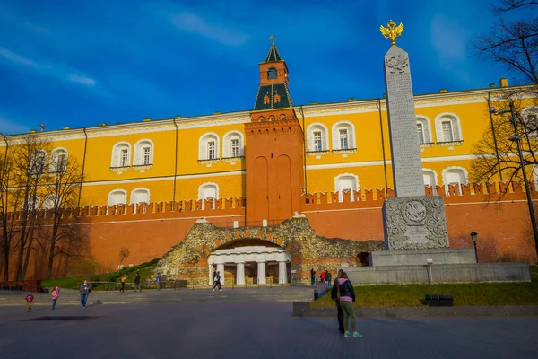 MOSCOW, RUSSIA- APRIL, 24, 2018: Outdoor view of unidentified people walking close to the Cathedrals of the Moscow Kremlin, — Stock Photo, Image