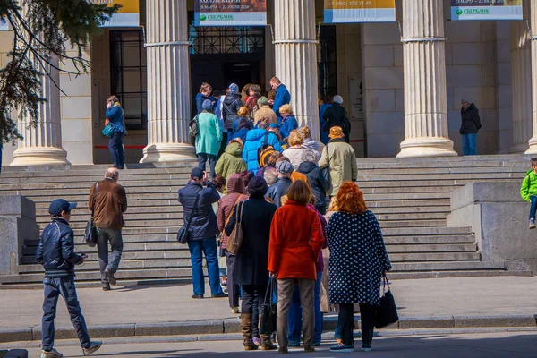 Moscos, Rusland - April, 24, 2018: niet-geïdentificeerde mensen lopen op de enter van de Poesjkin Museum voor Schone Kunsten in Moskou — Stockfoto