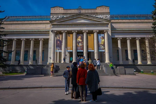 Moscos, Росія - 24 квітня 2018 роки: невідомі люди, що йдуть в enter з Пушкіна музей образотворчих мистецтв у Москві — стокове фото