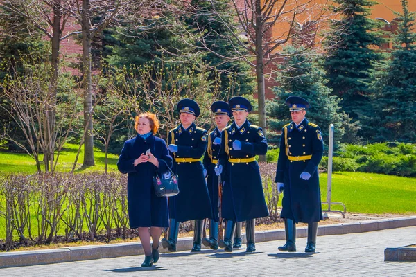 Moskou, Rusland - April, 24, 2018: Outdoor weergave van bewaker van eer verandering bij het graf van de onbekende soldaat op de muur van het Kremlin van Moskou in de viering van de dag van de verdedigers van de Otechestvaon in Moskou — Stockfoto