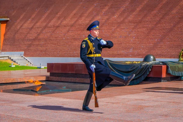 Moskva, Ryssland - April, 24, 2018: utomhus view av enskild soldat marsch av Kreml regementet förändras vakten nära den okände soldaten grav — Stockfoto