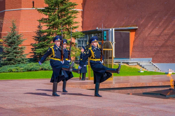 Moskau, russland - 24. april 2018: stündlicher wechsel der präsidialgarde russlands am grab des unbekannten soldaten und der ewigen flamme im alexander-garten in der nähe der kremlinmauer — Stockfoto