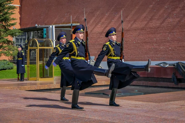 Moskou, Rusland - April, 24, 2018: Hourly wijzigen van de presidentiële wacht van Rusland bij het graf van de onbekende soldaat en de eeuwige vlam in Alexander tuin in de buurt van de muur van het Kremlin — Stockfoto