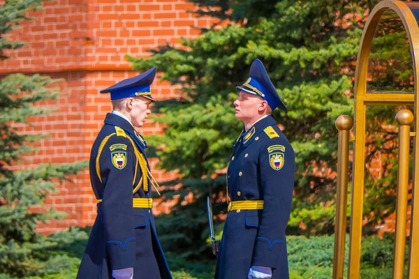 MOSCOW, RÚSSIA- 24 de abril de 2018: Guardas no Túmulo do Soldado Desconhecido dedicados aos soldados soviéticos mortos durante a Segunda Guerra Mundial, localizados na Muralha do Kremlin, no Jardim Alexandre — Fotografia de Stock