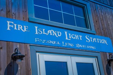 Long Island, ABD, Nisan, 17, 2018: Bir işaret üzerine bir ahşap bina ateş Adası lihgt istasyonu Montauk deniz feneri, Hamptons, Long Island New York açık görünüm