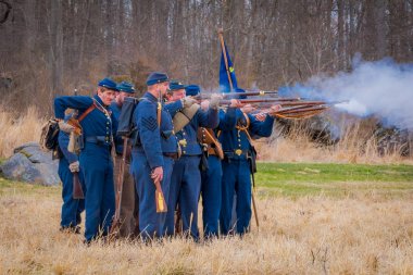 Moorpark, ABD - Nisan, 18, 2018: Gruba üniforması ve silahlarını, ateş Moorpark, askeri savaş reenactment temsil eden en büyük savaş reenactment Batı olduğunu