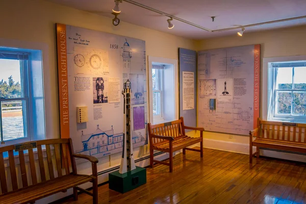 ЛОНГ-ОСТРОВА, США, АПРЕЛЬ, 04 апреля 2018 года: Внутренний вид на детальную экспозицию современного маяка в музее маяка Моника на Лонг-Айленде — стоковое фото