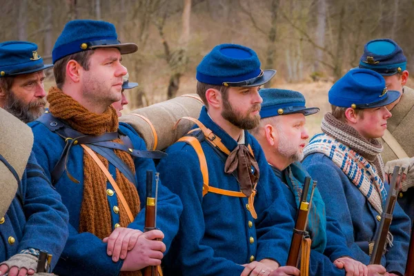 Moorpark, Usa - April, 18, 2018: Närbild av gruppen av män bär blå uniform som representerar den Civil War Reenactment i Moorpark, den största strid reenactment — Stockfoto