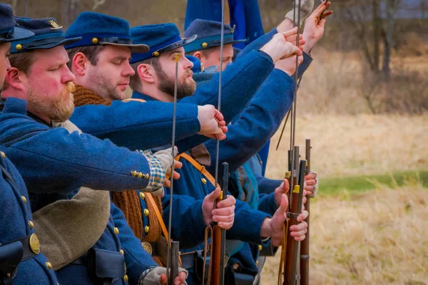 Moorpark, Usa - April, 18, 2018: Utomhus Visa grupp människor bär uniform bär en flagga, som representerar den Civil War Reenactment i Moorpark, den största strid reenactment — Stockfoto