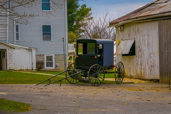 Amish buggy geparkeerd buiten de schuur — Stockfoto