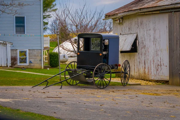 Amish buggy parcheggiata fuori dal fienile — Foto Stock