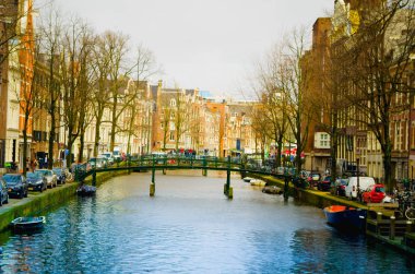 Amsterdam, Hollanda, Nisan, 23 2018: Güzel açık, Amsterdam kanal görünümüdür Hollanda'nın başkenti ve en kalabalık