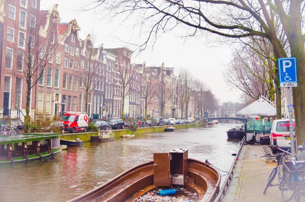 Amsterdam, Niederlande, 23. april 2018: herrlicher Blick auf Boote in den Kanälen von amsterdam, ist die Hauptstadt und bevölkerungsreichste Stadt der Niederlande — Stockfoto