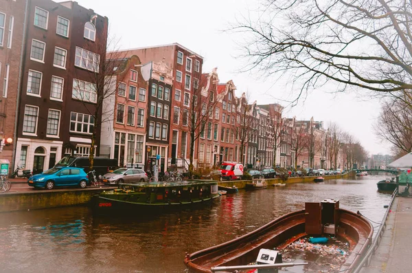 AMSTERDAM, PAYS-BAS, 23 AVRIL 2018 : Superbe vue extérieure sur les bateaux dans les canaux d'Amsterdam, est la capitale et la ville la plus peuplée des Pays-Bas — Photo