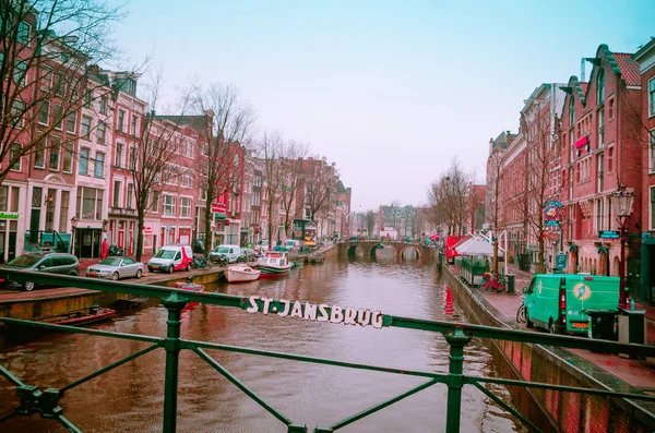 AMSTERDAM, PAYS-BAS, 23 AVRIL 2018 : Belle vue extérieure sur le canal d'Amsterdam asséchant une journée pluvieuse, est la capitale et la ville la plus peuplée des Pays-Bas — Photo