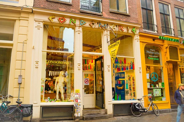 AMSTERDAM, ALANKOMAAT, HUHTIKUU, 23 2018: Ulkona näkymä kadulle täynnä liikerakennuksia, ravintoloita, salongit ja korut myymälöissä pilvinen päivä — kuvapankkivalokuva