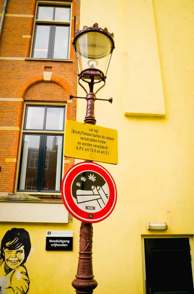 AMSTERDAM, PAESI BASSI, 23 APRILE 2018: Vista esterna del cartello informativo in un post pubblico situato nelle strade di dowtown ad Amsterdam — Foto Stock